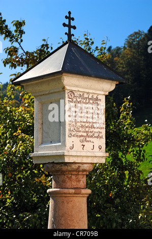 Route de culte construit en 1719, en face de l'église de pèlerinage Maria Gern, Maria Gern, district de Berchtesgaden Banque D'Images