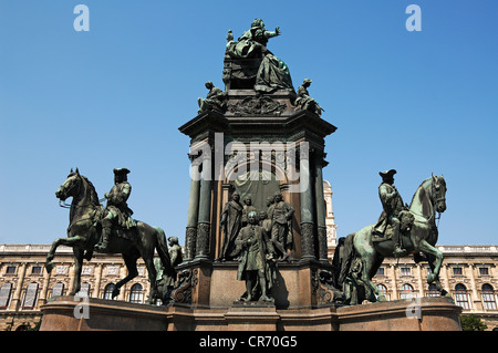 Monument de Maria Theresia, Musée d'histoire naturelle à l'arrière, Maria-Theresien-Platz, Vienne, Autriche, Europe Banque D'Images