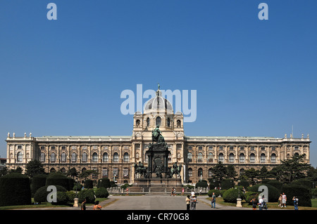 Musée d'histoire naturelle, a ouvert ses portes en 1889, monument de Maria Theresia en premier plan, Maria-Theresien-Platz, Vienne Banque D'Images