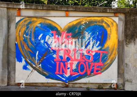 Avec son slogan "graffiti Nous avons confiance en l'amour,' Argentinierstrasse, Vienne, Autriche, Europe Banque D'Images