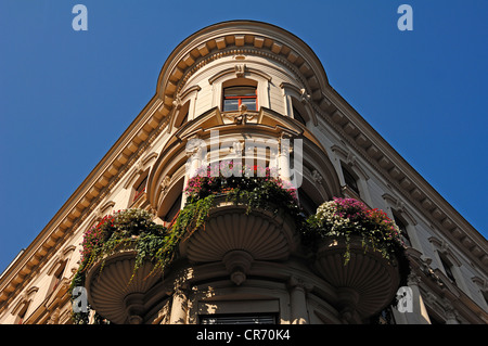 Fenêtre en baie d'un bâtiment néo-baroque, 19e siècle, avec des fleurs sur le balcon, Argentinierstrasse, Vienne, Autriche, Europe Banque D'Images