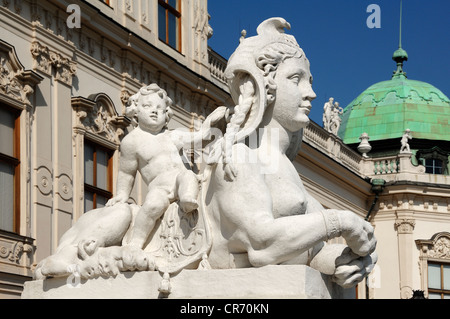 Sculpture avec sphinx et un enfant en face de l'Belvédère supérieur, construit 1721-1723, Prinz-Eugen-Straße 27, Vienne, Autriche Banque D'Images