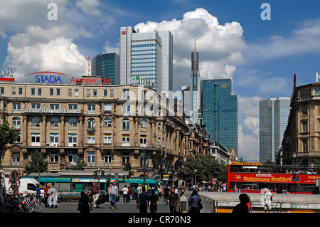 Vue depuis la gare vers le centre de la ville, bâtiments du 19ème siècle à l'avant, des gratte-ciel à l'arrière, Frankfurt am Main Banque D'Images