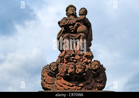 Statue de la Vierge d'une fontaine dans le jardin baroque, Klosterstrasse, Gengenbach, Bade-Wurtemberg, Allemagne, Europe Banque D'Images