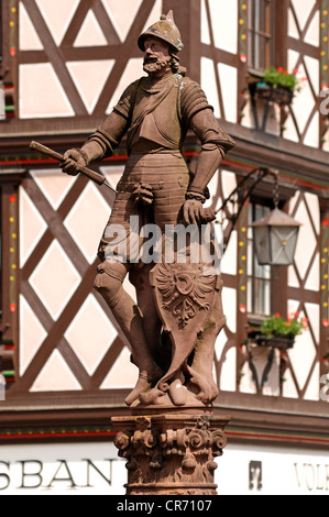 Sculpture d'un chevalier au bouclier et armoiries sur Roehrbrunnen Fontaine, 1582, maison ancienne à pans de bois à l'arrière Banque D'Images