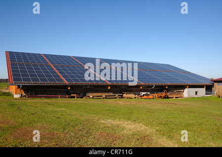 Grande installation photovoltaïque sur une nouvelle étable d'une ferme, Morschreuth, Haute-Franconie, Bavaria, Germany, Europe Banque D'Images