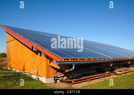 Grande installation photovoltaïque sur une nouvelle étable d'une ferme, Morschreuth, Haute-Franconie, Bavaria, Germany, Europe Banque D'Images