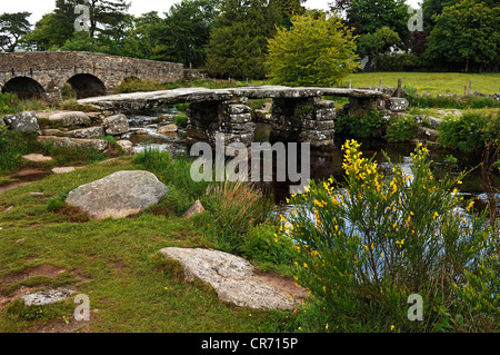 Clapper Bridge pour chevaux, 13e siècle, enjambant l'East River Dart, Postbridge, Dartmoor National Park, Devon, Angleterre Banque D'Images