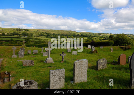 Vieux cimetière de l'église de St Pancras avec vue sur le paysage du Dartmoor, Widecombe dans la Lande, Dartmoor, dans le Devon, Angleterre Banque D'Images