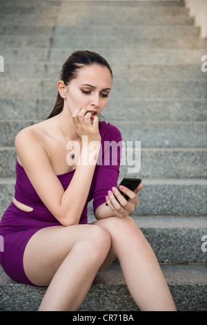 Les jeunes inquiets et nerveux woman biting nails Banque D'Images