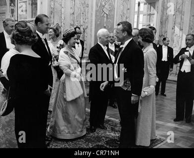 Elizabeth II, * 21.4.1926, Reine de Grande Bricienne depuis le 6.2.1952, visite d'État en Allemagne de l'Ouest, 18.- 25.5.1965, réception au château d'Augustiburg, Bruehl, avec le président fédéral Heinrich Luebke et le maire directeur de Berlin Willy Brandt, 18.5.1965, Banque D'Images