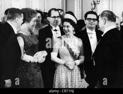 Elizabeth II, * 21.4.1926, Reine de Grande Bricienne depuis le 6.2.1952, visite d'État en Allemagne de l'Ouest, 18.- 255.1965, réception au Théâtre national bavarois, Munich, 21.5.1965, , Banque D'Images