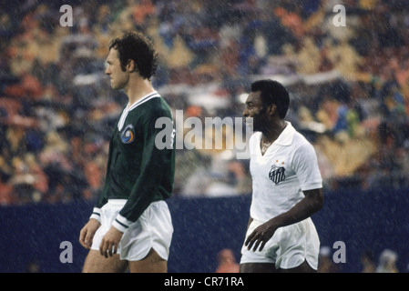 Beckenbauer, Franz * 11.9.1945, joueur de football allemand, demi-longueur, pendant un match, à droite: Pele, 1977, Banque D'Images