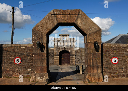 La prison de Dartmoor, construit entre 1806 et 1809, porte principale et porte d'entrée avec une cloche, Princetown, Dartmoor, dans le Devon, Angleterre Banque D'Images