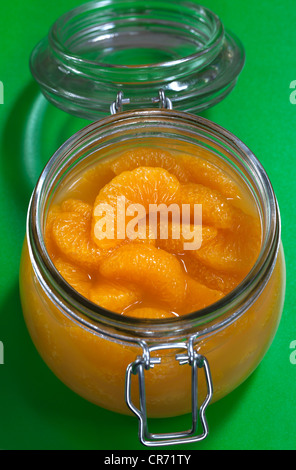 Tranches de mandarine ou segments dans VERRE Pot de rangement Banque D'Images