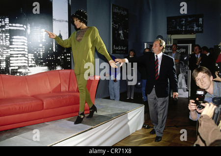 Houston, Whitney, 9.8.1963 - 11.2.2012, chanteuse américaine, actrice, pleine longueur, avec Egmont 'Monti' Lueftner, lors de la présentation de son 3ème record à Munich, Allemagne, Park Hilton Hotel, 30.10.1990, Banque D'Images