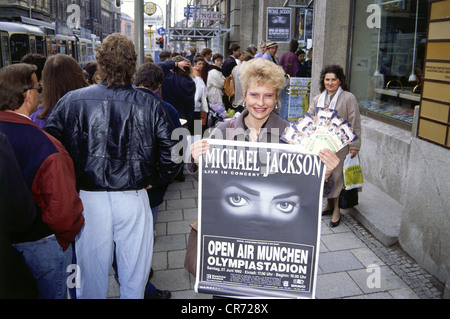 Jackson, Michael, 29.8.1958 - 25.6.2009, chanteuse pop américaine, fans debout dans une file d'attente pour obtenir des billets pour son concert à Munich, 26.3.1992, femme tenant affiche, Banque D'Images