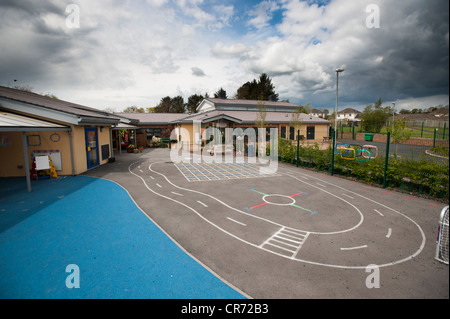 Extérieur, aire de jeux, la nouvelle école primaire construite Peniel, près de Wales UK Banque D'Images