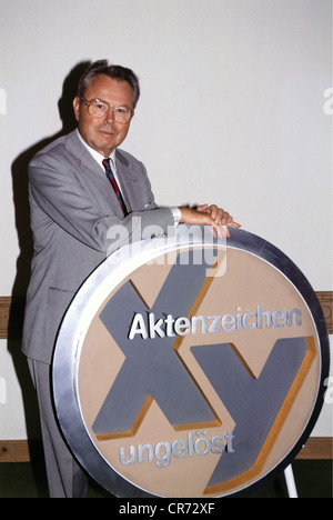 Zimmermann, Eduard, 4.2.1929 - 19.9.2009, journaliste allemand, présentateur de télévision, demi-longueur, présentant le 300ème épisode de la série télévisée "Aktenzeichen XY ungeloest" (File Sign XY Unresolved), octobre 1992, Banque D'Images