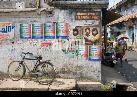 Location et affiches de rue, off road, fort Cochin Bazar, Kochi (Cochin), Kerala, Inde Banque D'Images