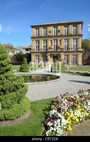 Lits de fleurs printanières, jardins formels et fontaine circulaire au Pavillon Vendôme Bastide ou à la résidence Aix-en-Provence Provence Provence France Banque D'Images