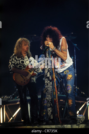Tyler, Steven, * 26.3.1948, musicien américain, chanteur principal du groupe rock 'Aerosmith', pendant un concert 'Aerosmith' à Dortmund, Allemagne, 19.11.1993, à gauche: Brad Whitford, Banque D'Images