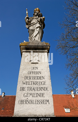 Statue de la vierge d'un monument dédié à deux guerres mondiales contre un ciel bleu, cour Maximilianshof Banque D'Images