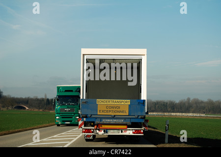 Transporter avec un garage préfabriqué sur l'autoroute, Endingen, Bade-Wurtemberg, Allemagne, Europe Banque D'Images