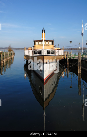 Vieux bateau à aubes "Ludwig Fessler', construit en 1926, l'ancrage dans le port de Stock près de Prien, Bavaria, Germany, Europe Banque D'Images