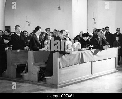 Habsburg, Otto von. 20.11.1912 - 4.7.2011, politicien autrichien - allemand (CSU), pendant le service, baptême de son fils Karl, Soecking, Haute-Bavière, 18.1.1961, , Banque D'Images