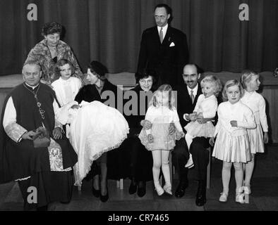 Habsburg, Otto von. 20.11.1912 - 4.7.2011, autrichien - politicien allemand (CSU), avec sa famille, baptême de son fils Karl, Soecking, Haute-Bavière, 18.1.1961, , Banque D'Images
