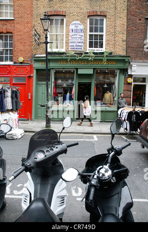 À l'échelle Earlham Street à Vintage Showroom boutique, Seven Dials, London, UK Banque D'Images