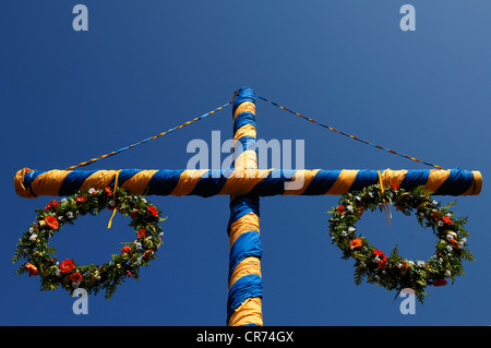 Croix à rayures jaune et bleu décoré de couronnes pour un festival d'été suédois, Freiburg, Bade-Wurtemberg Banque D'Images
