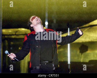 U2, le leader du groupe de rock irlandais, Bono Vox est chanter sous la pluie, demi-longueur, stade olympique, Munich, Allemagne, 2.8.2005, Banque D'Images