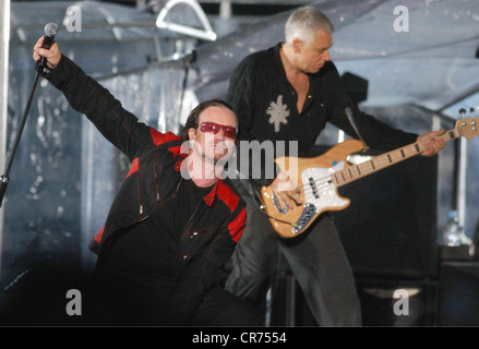 U2, le leader du groupe de rock irlandais, Bono Vox est chanter sous la pluie, demi-longueur, stade olympique, Munich, Allemagne, 2.8.2005, Banque D'Images