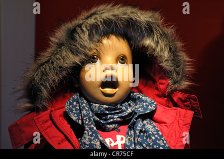 Mannequin enfant étonné avec de grands yeux et la bouche ouverte dans un magasin de mode, Fürth, Middle Franconia, Bavaria, Germany, Europe Banque D'Images
