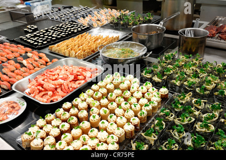 Fabricants des aliments préparés pour une partie dans une cuisine d'une école de gestion hôtelière, Lycée économique et Hôtelier Joseph Storck Banque D'Images