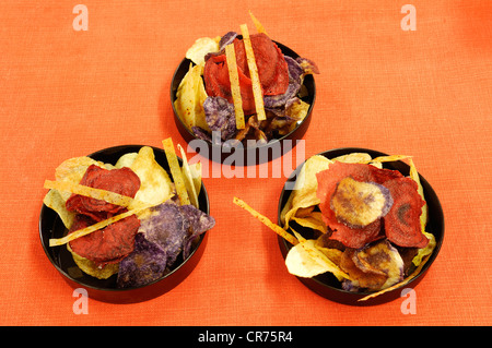 Variété de croustilles de légumes dans trois bols, de l'alimentation Banque D'Images