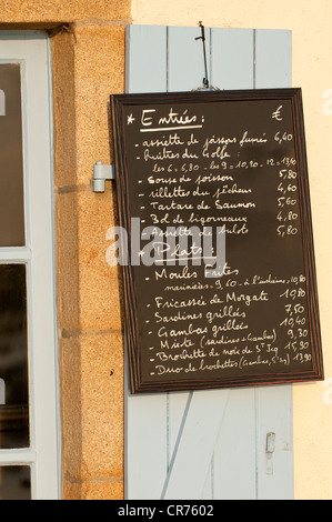 France, Morbihan, Golfe du Morbihan, Sarzeau, port du Logeo, menu du jour de bar restaurant le petit port Banque D'Images