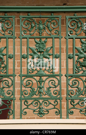 Fonte décorative travail fret sur une véranda d'un bâtiment historique Banque D'Images