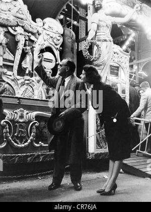 Goodman, Benny, 30.5.1909 - 13.6.1986, musicien américain, visite en Allemagne de l'Ouest, avec l'actrice allemande Margot Hielscher à l'Oktoberfest, Munich, 1959, Banque D'Images