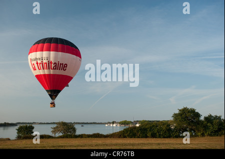 France, Morbihan, Golfe du Morbihan, Vannes, ballon à air chaud qui monte au-dessus de l'entrée du port de Vannes Banque D'Images