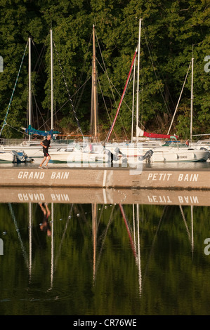 France, Morbihan, Golfe du Morbihan, Vannes, Golfe du Morbihan, le bassin de l'île de Conleau et jogger Banque D'Images