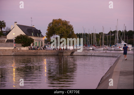 France, Morbihan, Golfe du Morbihan, Vannes, bassin de l'île de Conleau et terrasse de bar le Corlazo à la tombée de la Banque D'Images