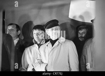 Schmidt, Helmut, 23.12.1918 - 10.11.2015, politicien allemand (SPD), Chancelier fédéral 1974 - 1982, demi-longueur, avec son épouse Loki, pendant la campagne électorale, Marienplatz, Munich, Allemagne, 8.10.1982, Banque D'Images