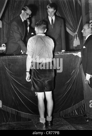 Baudouin I, 7.9.1930 - 31.7.1993, roi des Belges 17.7.1951 - 31.7.1993, avec son frère Albert (II), décernant des décorations pour actes courageux, Palais de l'Académie, Bruxelles, 24.7.1950, Banque D'Images