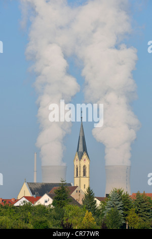 Église de Roethlein en face de la centrale nucléaire de Grafenrheinfeld, Franconia, Bavaria, Germany, Europe Banque D'Images