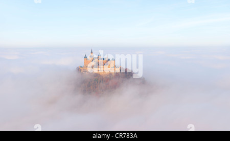 Le château de Burg Hohenzollern dans la lumière du matin, tôt le matin, brouillard, Jura souabe, Bade-Wurtemberg, Allemagne, Europe Banque D'Images