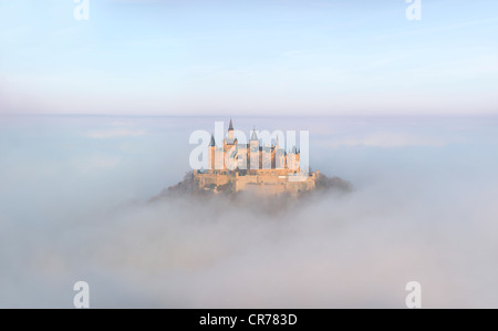 Le château de Burg Hohenzollern dans la lumière du matin, tôt le matin, brouillard, Jura souabe, Bade-Wurtemberg, Allemagne, Europe Banque D'Images