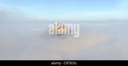 Le château de Burg Hohenzollern dans la lumière du matin, tôt le matin, brouillard, Jura souabe, Bade-Wurtemberg, Allemagne, Europe Banque D'Images